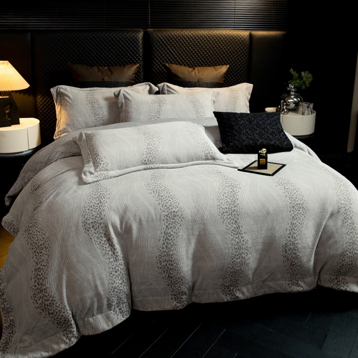 91家纺网 家纺一手货源 找家纺 新方向 2025新款高克重240克全消光A类印花牛奶绒四件套-有风 有风-浅灰