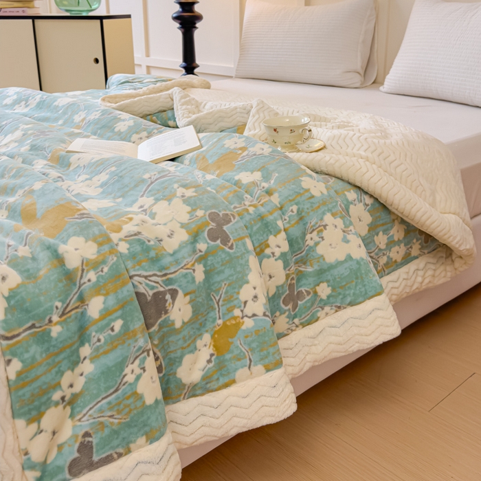 91家纺网 家纺一手货源 找家纺 金丝鸟 2024加厚240g立体雕花牛奶绒夹棉绗缝手包毛毯毯子 蝴蝶花 绿 手包毯