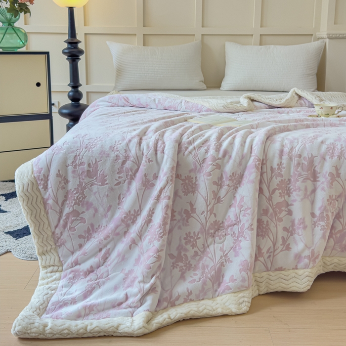 91家纺网 家纺一手货源 找家纺 金丝鸟 2024加厚240g立体雕花牛奶绒夹棉绗缝手包毛毯毯子 繁花粉 手包毯