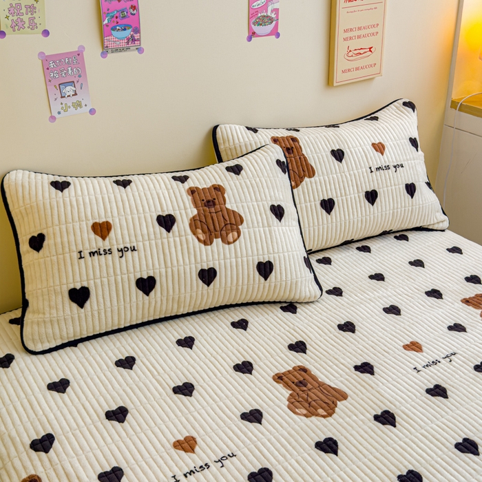 91家纺网 家纺一手货源 找家纺 金丝鸟 2024新款牛奶绒夹棉床笠 黑色爱心熊 夹棉床笠