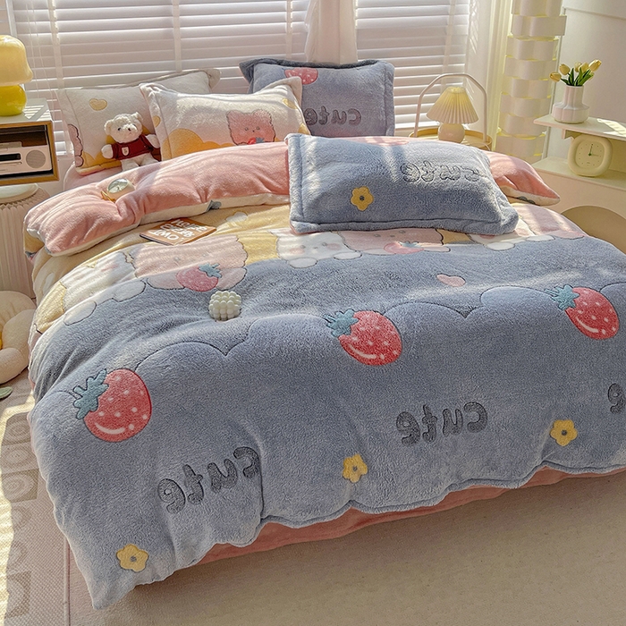 91家纺网 家纺一手货源 找家纺 梵克保罗 2024秋冬新品立体雪花绒单被套牛奶绒法莱绒雕花绒兔毛卡通四件套学生三件套 草莓熊