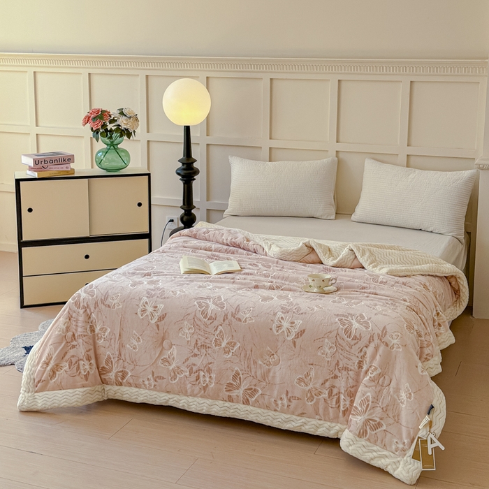 91家纺网 家纺一手货源 找家纺 金丝鸟 2024加厚240g立体雕花牛奶绒夹棉绗缝手包毛毯毯子 蝴蝶飞 咖 手包毯