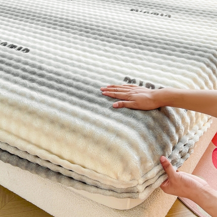 91家纺网 家纺一手货源 找家纺 喜居 2024新款A类兔毛泡泡牛奶绒床笠单床笠三件套 律动