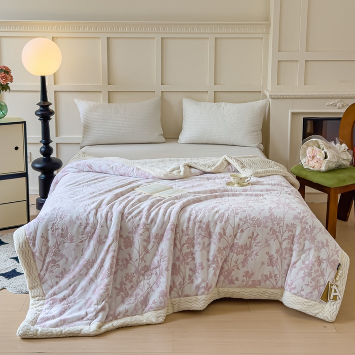 91家纺网 家纺一手货源 找家纺 金丝鸟 2024加厚240g立体雕花牛奶绒夹棉绗缝手包毛毯毯子 繁花粉 手包毯