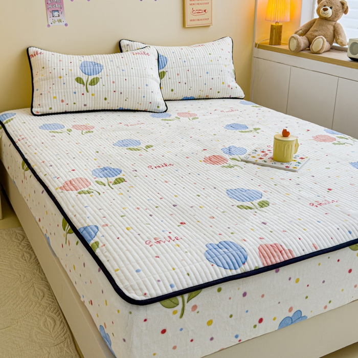 91家纺网 家纺一手货源 找家纺 金丝鸟 2024新款牛奶绒夹棉床笠 蓝色花朵 夹棉床笠