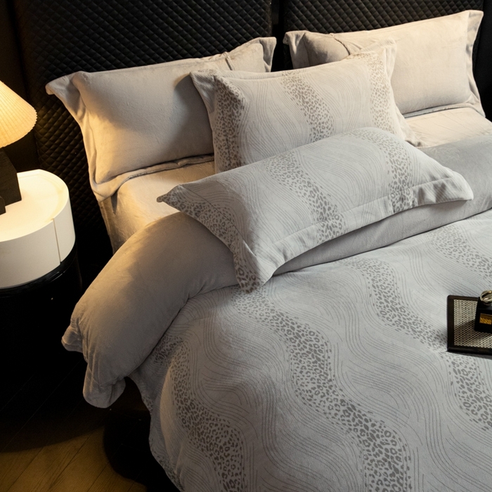 91家纺网 家纺一手货源 找家纺 新方向 2025新款高克重240克全消光A类印花牛奶绒四件套-有风 有风-浅灰