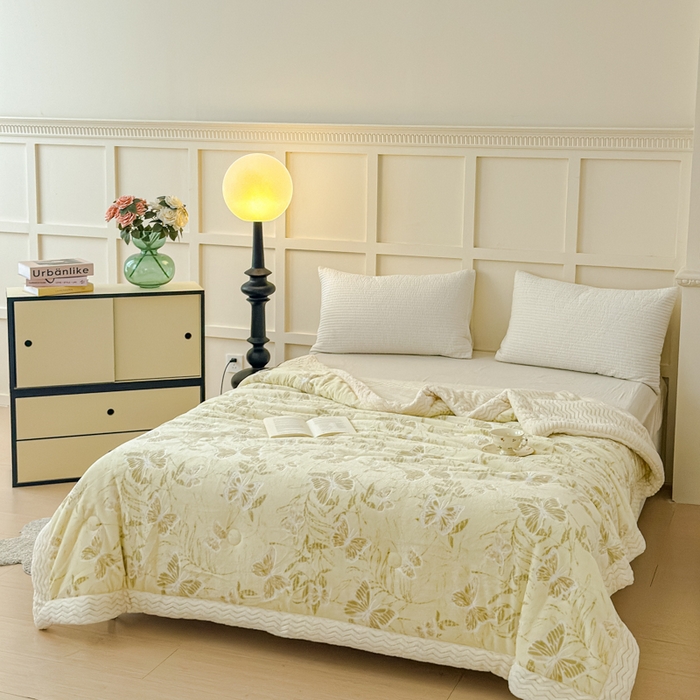 91家纺网 家纺一手货源 找家纺 金丝鸟 2024加厚240g立体雕花牛奶绒夹棉绗缝手包毛毯毯子 蝴蝶飞 草绿 手包毯