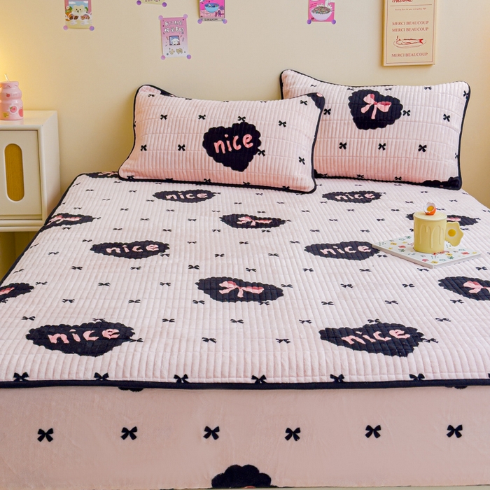 91家纺网 家纺一手货源 找家纺 金丝鸟 2024新款牛奶绒夹棉床笠 爱心蝴蝶结 夹棉床笠