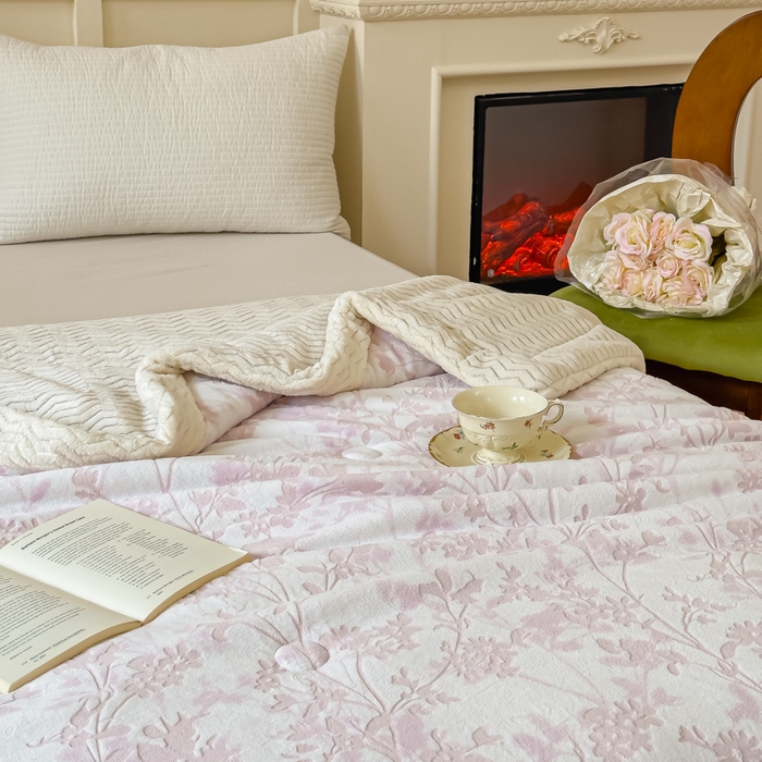 91家纺网 家纺一手货源 找家纺 金丝鸟 2024加厚240g立体雕花牛奶绒夹棉绗缝手包毛毯毯子 繁花粉 手包毯