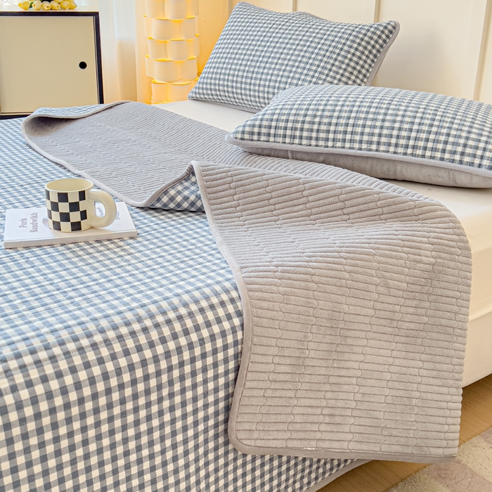 91家纺网 家纺一手货源 找家纺 金丝鸟 2024新款全棉纯棉加牛奶绒夹棉加绒床盖 蓝小格 棉绒床盖