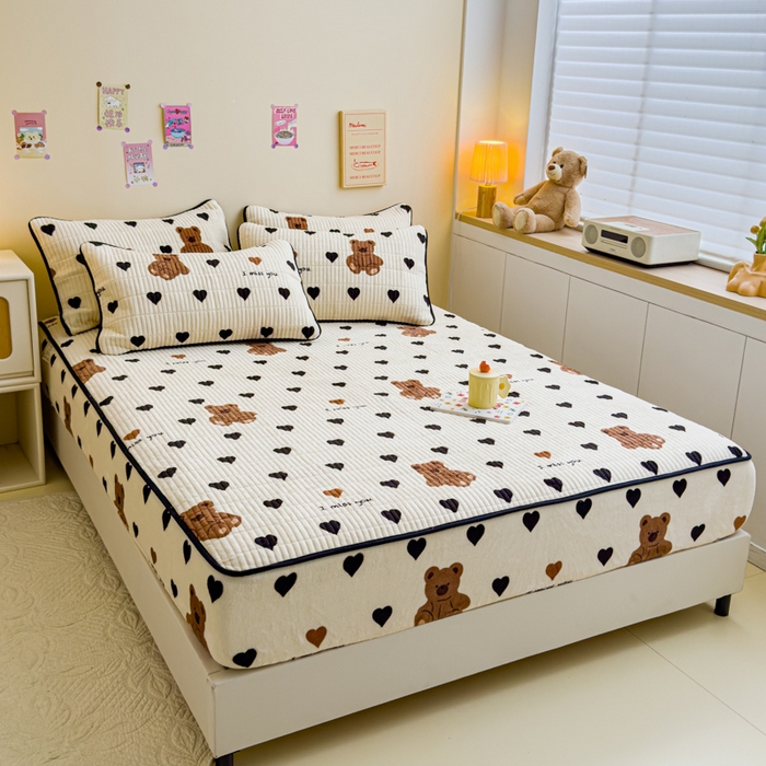 91家纺网 家纺一手货源 找家纺 金丝鸟 2024新款牛奶绒夹棉床笠 黑色爱心熊 夹棉床笠