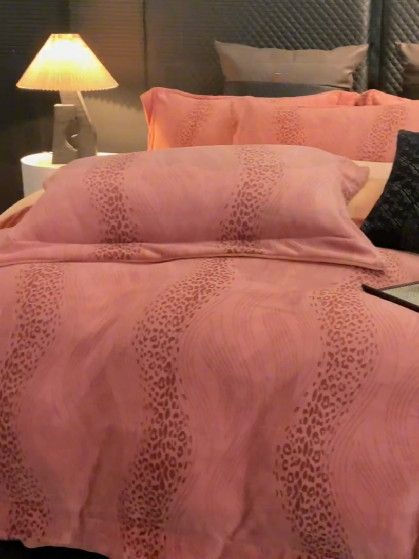 91家纺网 家纺一手货源 找家纺 新方向 2025新款高克重240克全消光A类印花牛奶绒四件套-有风 有风-豆沙玉