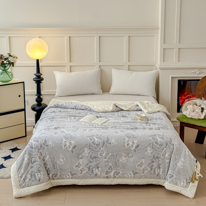 91家纺网 家纺一手货源 找家纺 金丝鸟 2024加厚240g立体雕花牛奶绒夹棉绗缝手包毛毯毯子 蝴蝶飞 灰 手包毯