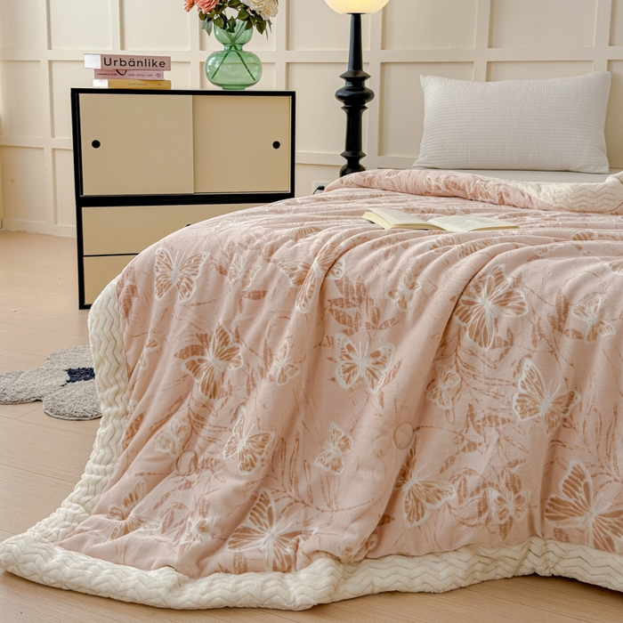 91家纺网 家纺一手货源 找家纺 金丝鸟 2024加厚240g立体雕花牛奶绒夹棉绗缝手包毛毯毯子 蝴蝶飞 咖 手包毯