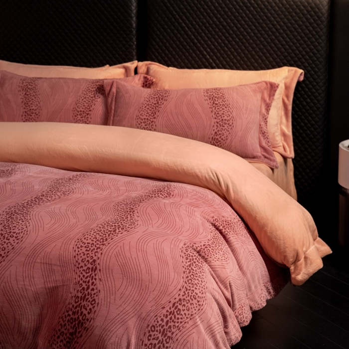 91家纺网 家纺一手货源 找家纺 新方向 2025新款高克重240克全消光A类印花牛奶绒四件套-有风 有风-豆沙玉