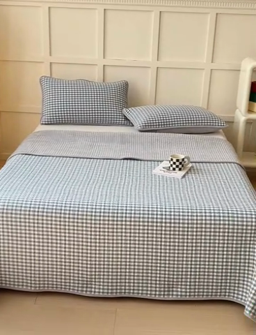 91家纺网 家纺一手货源 找家纺 金丝鸟 2024新款全棉纯棉加牛奶绒夹棉加绒床盖 蓝小格 棉绒床盖