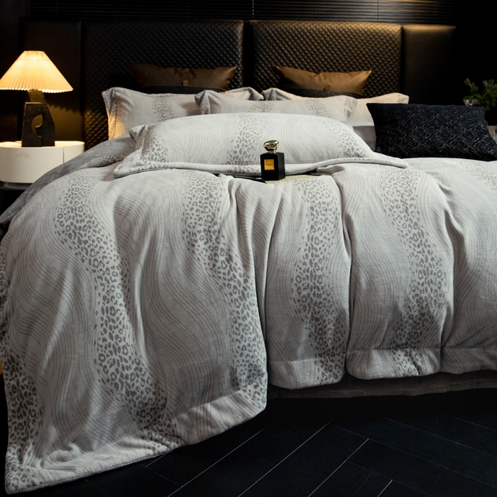 91家纺网 家纺一手货源 找家纺 新方向 2025新款高克重240克全消光A类印花牛奶绒四件套-有风 有风-浅灰