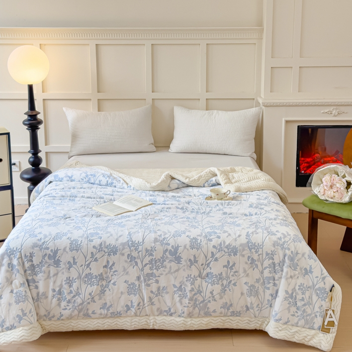 91家纺网 家纺一手货源 找家纺 金丝鸟 2024加厚240g立体雕花牛奶绒夹棉绗缝手包毛毯毯子 繁花蓝 手包毯