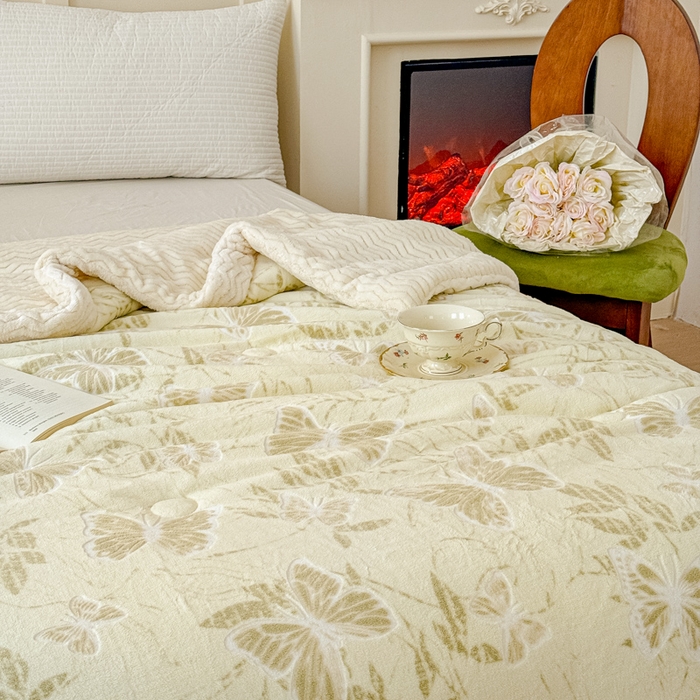 91家纺网 家纺一手货源 找家纺 金丝鸟 2024加厚240g立体雕花牛奶绒夹棉绗缝手包毛毯毯子 蝴蝶飞 草绿 手包毯