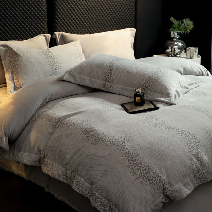 91家纺网 家纺一手货源 找家纺 新方向 2025新款高克重240克全消光A类印花牛奶绒四件套-有风 有风-浅灰