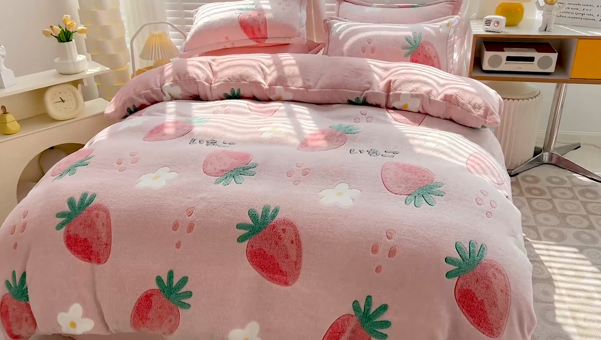 91家纺网 家纺一手货源 找家纺 梵克保罗 2024秋冬新品立体雪花绒单被套牛奶绒法莱绒雕花绒兔毛卡通四件套学生三件套 小草莓