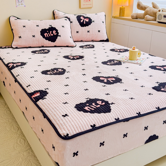 91家纺网 家纺一手货源 找家纺 金丝鸟 2024新款牛奶绒夹棉床笠 爱心蝴蝶结 夹棉床笠