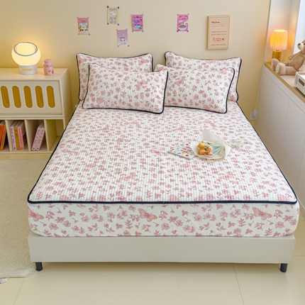 91家纺网 家纺一手货源 找家纺 金丝鸟 2024新款牛奶绒夹棉床笠 飞花粉 夹棉床笠