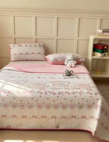 91家纺网 家纺一手货源 找家纺 金丝鸟 2024新款全棉纯棉加牛奶绒夹棉加绒床盖 熊熊的卧室 棉绒床盖