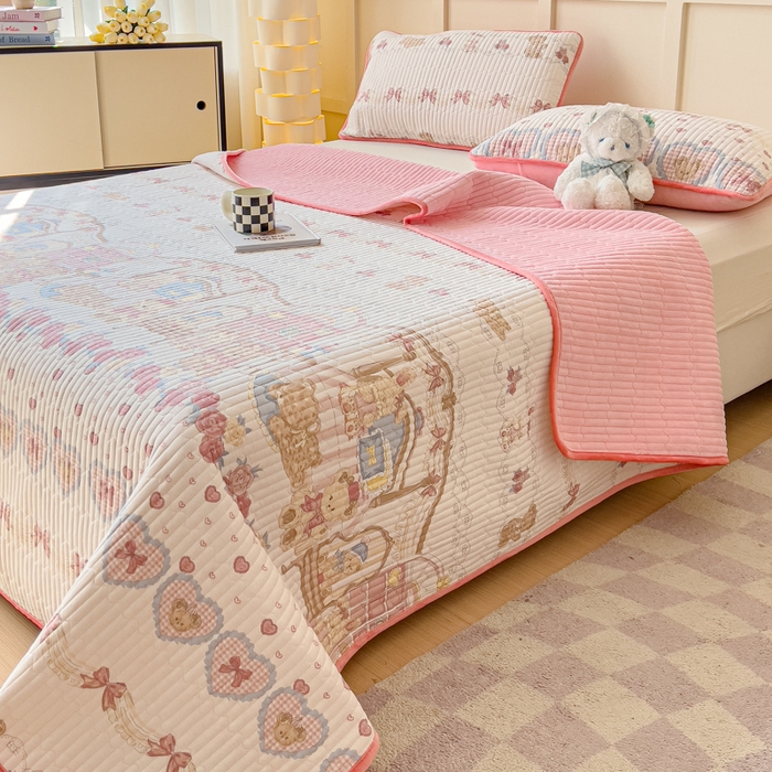 91家纺网 家纺一手货源 找家纺 金丝鸟 2024新款全棉纯棉加牛奶绒夹棉加绒床盖 熊熊的卧室 棉绒床盖