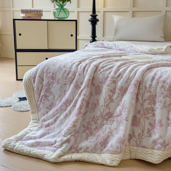 91家纺网 家纺一手货源 找家纺 金丝鸟 2024加厚240g立体雕花牛奶绒夹棉绗缝手包毛毯毯子 繁花粉 手包毯