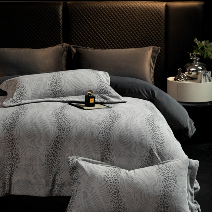 91家纺网 家纺一手货源 找家纺 新方向 2025新款高克重240克全消光A类印花牛奶绒四件套-有风 有风-深灰