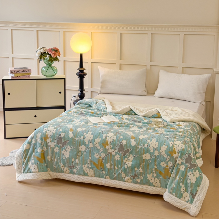 91家纺网 家纺一手货源 找家纺 金丝鸟 2024加厚240g立体雕花牛奶绒夹棉绗缝手包毛毯毯子 蝴蝶花 绿 手包毯