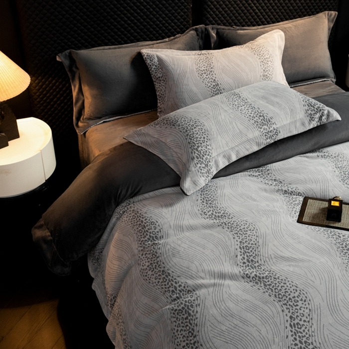 91家纺网 家纺一手货源 找家纺 新方向 2025新款高克重240克全消光A类印花牛奶绒四件套-有风 有风-深灰