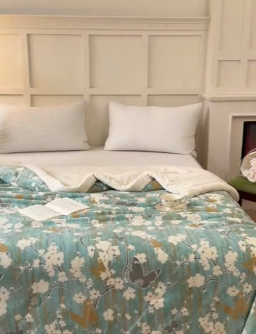 91家纺网 家纺一手货源 找家纺 金丝鸟 2024加厚240g立体雕花牛奶绒夹棉绗缝手包毛毯毯子 蝴蝶花 绿 手包毯