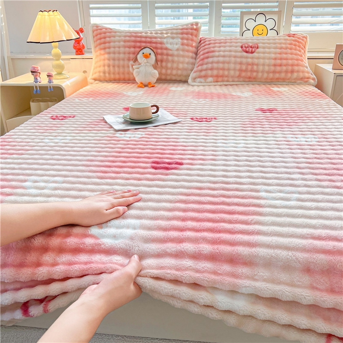 91家纺网 家纺一手货源 找家纺 喜居 2024新款A类兔毛泡泡牛奶绒床笠单床笠三件套 心动粉