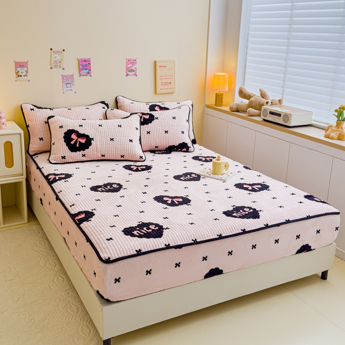 91家纺网 家纺一手货源 找家纺 金丝鸟 2024新款牛奶绒夹棉床笠 爱心蝴蝶结 夹棉床笠