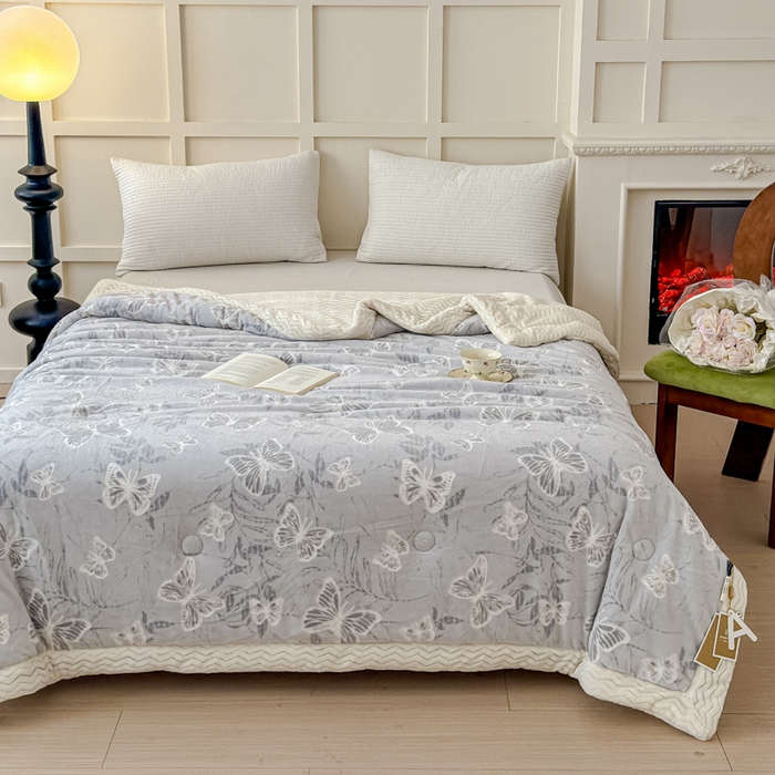 91家纺网 家纺一手货源 找家纺 金丝鸟 2024加厚240g立体雕花牛奶绒夹棉绗缝手包毛毯毯子 蝴蝶飞 灰 手包毯