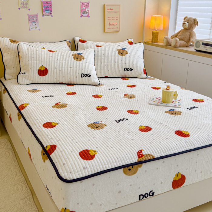 91家纺网 家纺一手货源 找家纺 金丝鸟 2024新款牛奶绒夹棉床笠 西红柿小狗 夹棉床笠