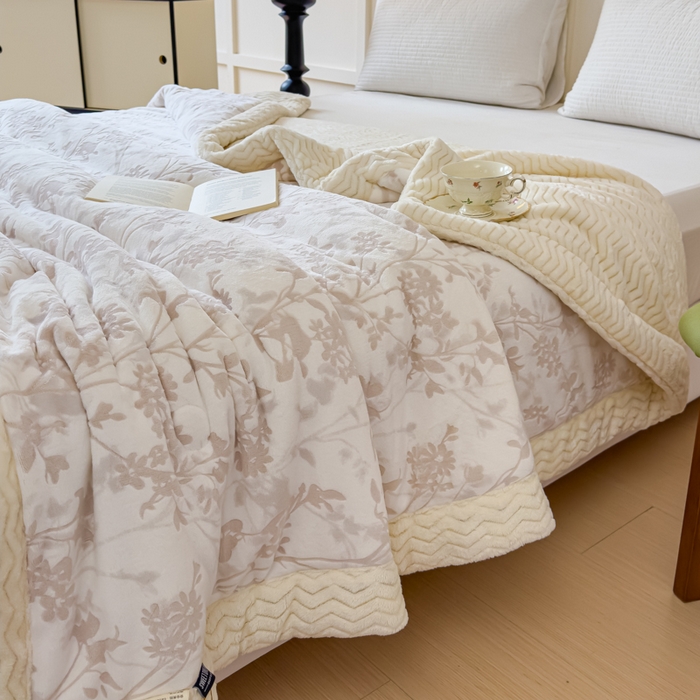 91家纺网 家纺一手货源 找家纺 金丝鸟 2024加厚240g立体雕花牛奶绒夹棉绗缝手包毛毯毯子 繁花咖 手包毯