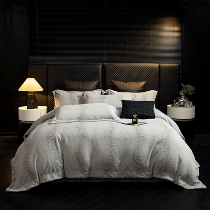 91家纺网 家纺一手货源 找家纺 新方向 2025新款高克重240克全消光A类印花牛奶绒四件套-有风 有风-浅灰