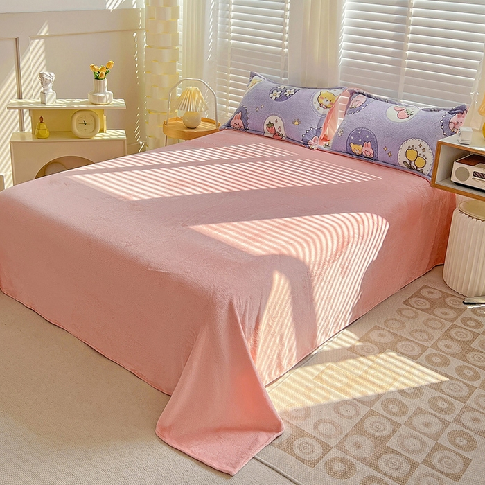 91家纺网 家纺一手货源 找家纺 梵克保罗 2024秋冬新品立体雪花绒单被套牛奶绒法莱绒雕花绒兔毛卡通四件套学生三件套 草莓兔