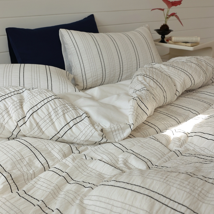 91家纺网 家纺一手货源 找家纺 棉眠 2024新款水洗皱皱纱色织提花线条混搭系列四件套 黑灰细条配白