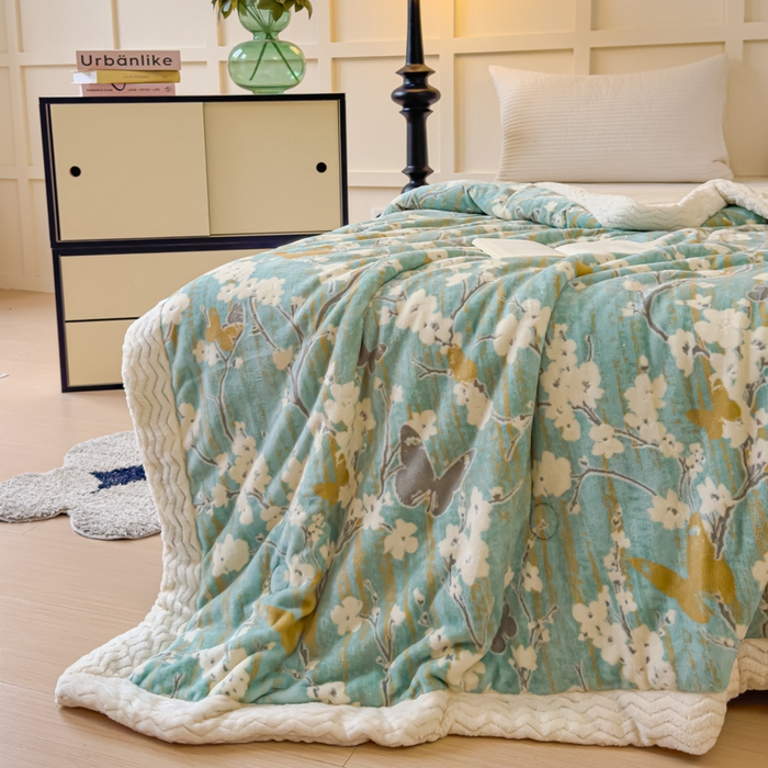 91家纺网 家纺一手货源 找家纺 金丝鸟 2024加厚240g立体雕花牛奶绒夹棉绗缝手包毛毯毯子 蝴蝶花 绿 手包毯