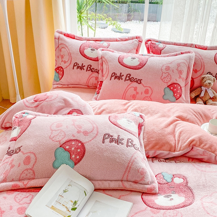 91家纺网 家纺一手货源 找家纺 梵克保罗 2024秋冬新品立体雪花绒单被套牛奶绒法莱绒雕花绒兔毛卡通四件套学生三件套 粉色小熊