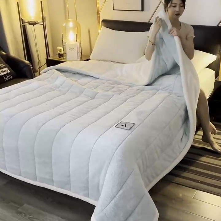 91家纺网 家纺一手货源 找家纺 恋绒家纺 2025新款加厚三层毛毯被牛奶绒复合毯子夹棉盖毯午睡毯子法莱绒毛毯 （亲肤绒-）-天空蓝