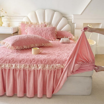 91家纺网 家纺一手货源 找家纺 （总）恋尚 2024新款牛奶绒夹棉床笠式单品床裙-奥丽莎