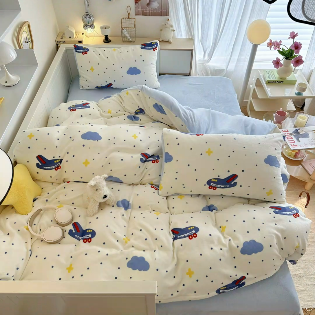 91家纺网 家纺一手货源 找家纺 呗旺鹿 2024新款高克重卡通印花毛巾绣牛奶绒四件套 小飞机