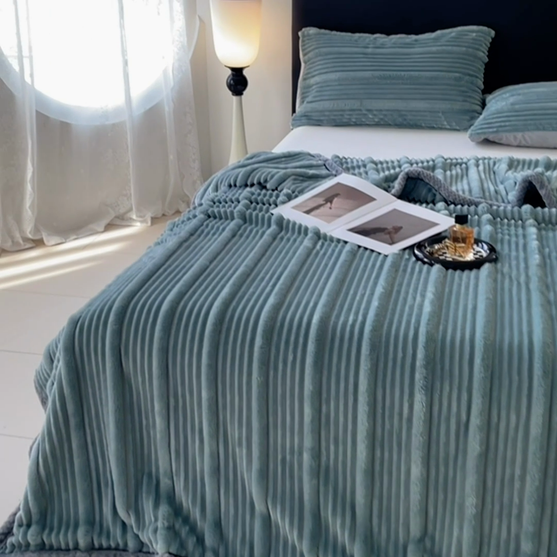 91家纺网 家纺一手货源 找家纺 梦舒羽 2025新款兔毛绒子母条枕套 冰蓝