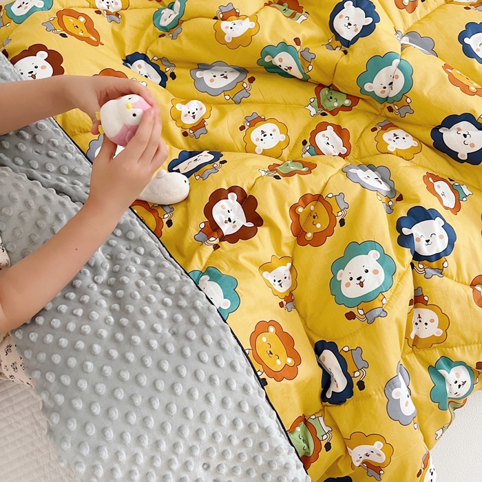 91家纺网 家纺一手货源 找家纺 吉咪兔 24年新款幼儿园卡通全棉豆豆被冬季纯棉儿童豆豆毯加厚棉被安抚秋冬宝宝被子 小狮子