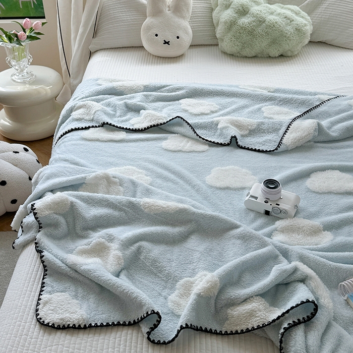 91家纺网 家纺一手货源 找家纺 吉象家纺 2024新款A类高克重棉舒绒贝壳包边毛毯 白云朵朵蓝